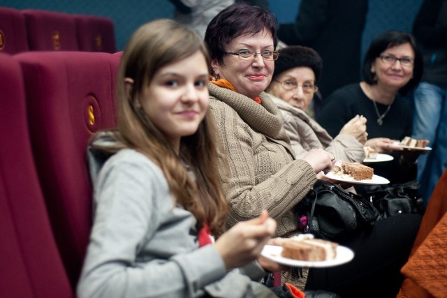 -&nbsp;Bardzo dobry tort. Smakuje chyba wszystkim - mówiła z uśmiechem pani Lucyna, która przyszła na obchody z wnuczką Marlenką.