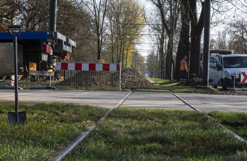 Rozkopali kawałek torowiska wzdłuż Błoń Krakowskich. Jakie skutki?