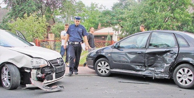 Sprawca wypadku prowadził białego volkswagena. Nikt nie odniósł poważnych obrażeń