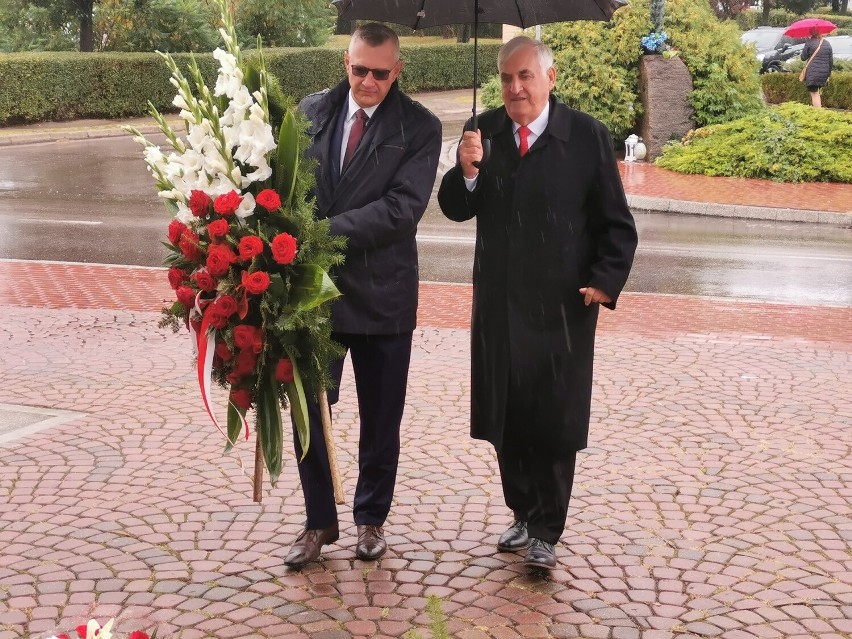 W Zambrowie odbyły się uroczystości upamiętniające poległych żołnierzy w Bitwie o Zambrów [ZDJĘCIA]