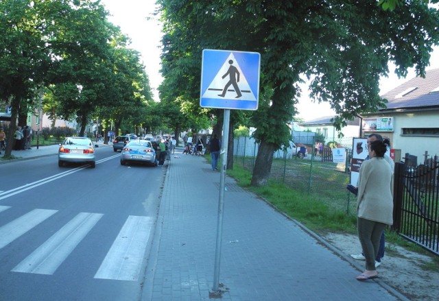 Auto potrąciło 37-letnią kobietę na przejściu dla pieszych obok przystanku i wyjazdu ze sklepowego parkingu.