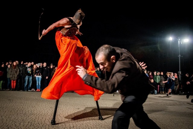 Teatr Biuro Podróży zaprasza na drugą edycję plenerowego, teatralnego Festiwalu Na Wolnym Powietrzu. W jego ramach przez cały weekend będą odbywać się bezpłatne spektakle, które mają być prawdziwą „przyjemnością dla oka i duszy”.

Zobacz program ---->