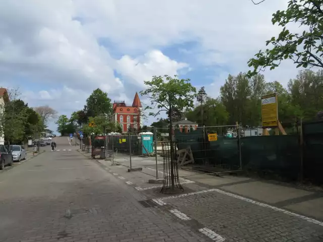 Trwa realizacja inwestycji na terenie byłego "Ogródka Jordanowskiego", czyli placu zabaw dla dzieci na rogu ul. Chopina i  ul. Żeromskiego w Ustce. Powstanie w tym miejscu hotel.