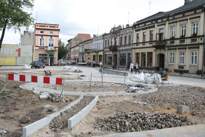 Remont placu Jana Pawła II w Brzezinach dłuższy o miesiąc