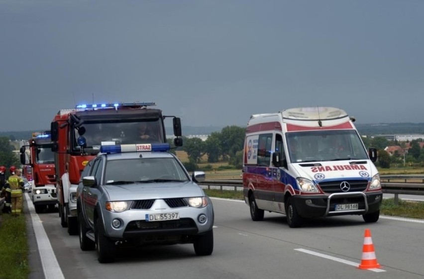 Policja jedzie na miejsce wypadku w Przyłubiu