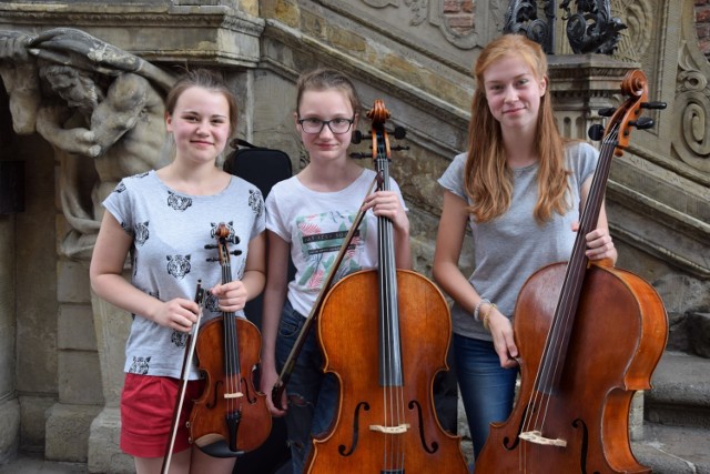 Amelia, Ania, Agnieszka

-Razem, w tym składzie gramy dopiero od miesiąca. Granie na ulicy jest fajne bo można się pokazać i zarobić ale jest to również spora przyjemność. Przez 40 minut raz zarobiłyśmy 450 zł – to jest nasz rekord. Gramy głównie muzykę klasyczną i filmową.

