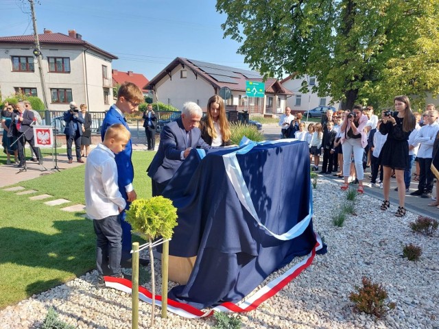 Burmistrz Adam Bodzioch i uczniowie "Jedynki" podczas odsłonięcia pomnika.