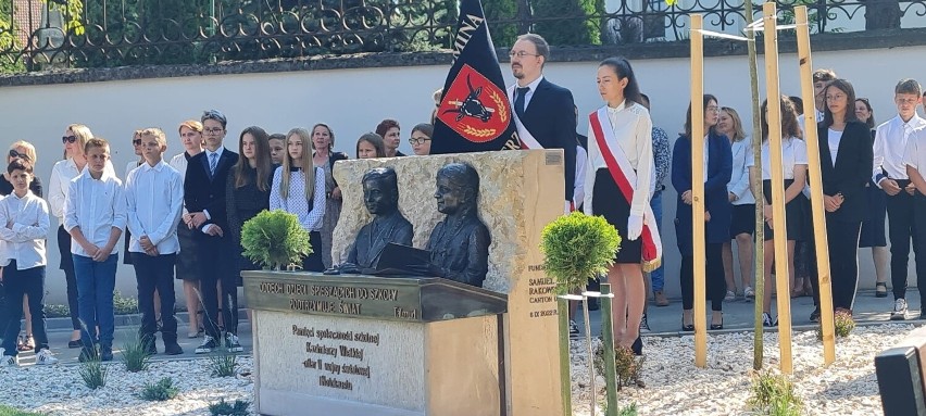 Pomnik uczniów w szkolnej ławce upamiętniający Holokaust kazimierskich Żydów. Zobacz zdjęcia z uroczystego odsłonięcia