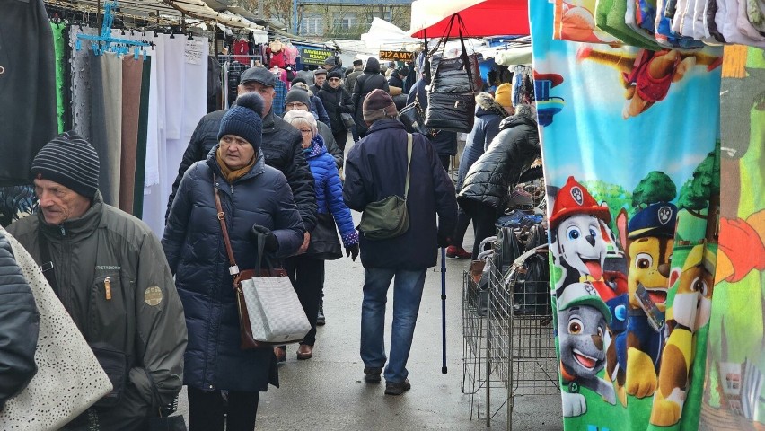 Tłum ludzi na targowisku miejskim w Kielcach. Co kupowano? Zobacz zdjęcia
