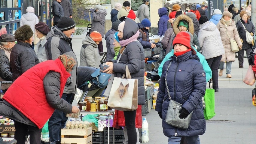 Tłum ludzi na targowisku miejskim w Kielcach. Co kupowano? Zobacz zdjęcia