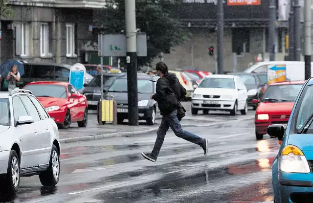 Przez al. Piłsudskiego co chwilę ktoś przebiega między autami