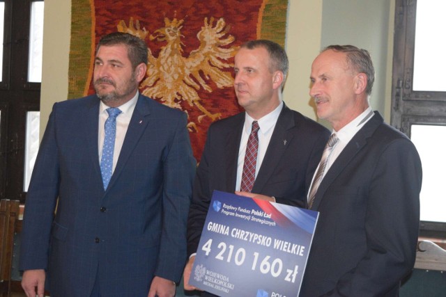 Wojewoda wielkopolski wręczył czeki samorządowcom powiatu międzychodzkiego w związku z programem Polski Ład (26.10.2021).