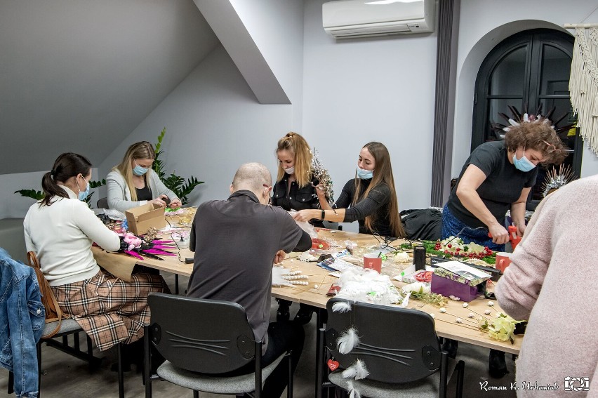 Istne cudeńka! Własnoręcznie stworzone korony i wachlarze posłużą do sesji fotograficznych