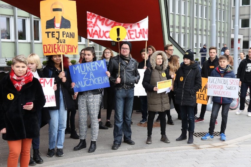 Kieleccy uczniowie murem za nauczycielami - w piątek protestowali przed kuratorium [ZDJĘCIA]