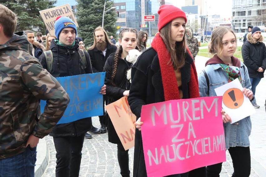 Kieleccy uczniowie murem za nauczycielami - w piątek protestowali przed kuratorium [ZDJĘCIA]