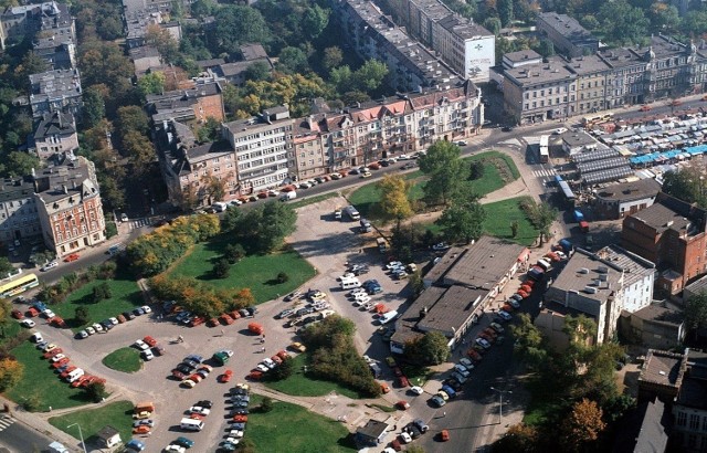 Opole z lotu ptaka - zdjęcia sprzed około 25 lat. Widok na plac Kopernika. Teraz w tym miejscu jest Solaris. Po prawej widać dawnego Cytruska.