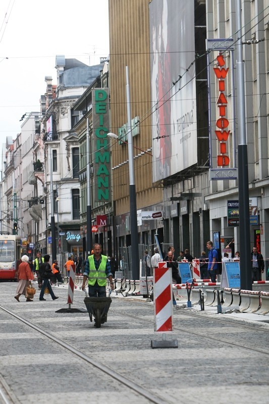 Remont ul. 3 Maja w Katowicach - stalowe słupy na 3 Maja