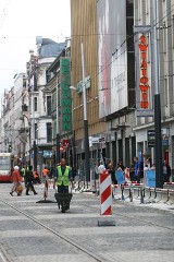 Remont 3 Maja w Katowicach: stalowe słupy pokryły remontowaną ulicę ZDJĘCIA