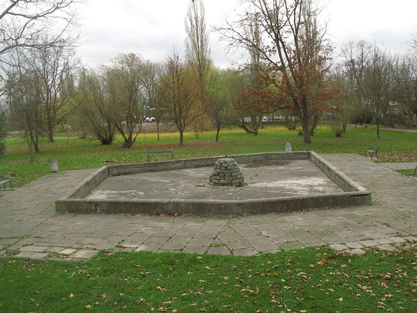 Stara fontanna w parku na plantach w Żninie [zdjęcia]