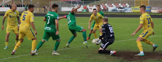 Piłkarze Cariny Gubin pokonali Odrę Bytom Odrzański 2:0.