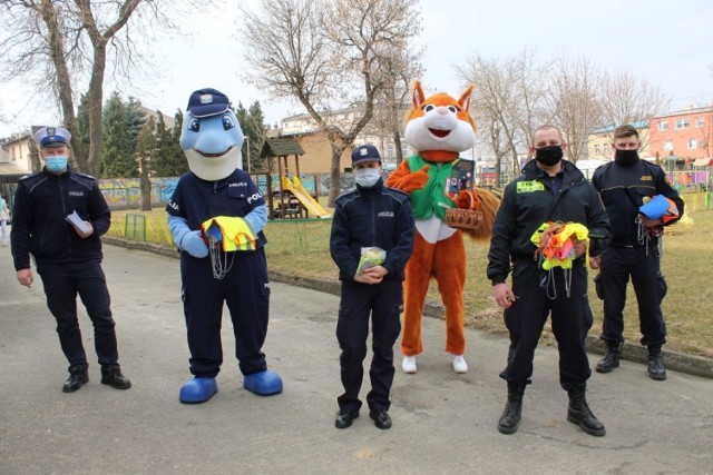 Policjanci, strażnicy miejscy wraz z Polfinkiem i WiewióINKĄ przeprowadzili akcję edukacyjną. Przypomnieli przedszkolakom o zasadach bezpiecznego zachowania się na drogach