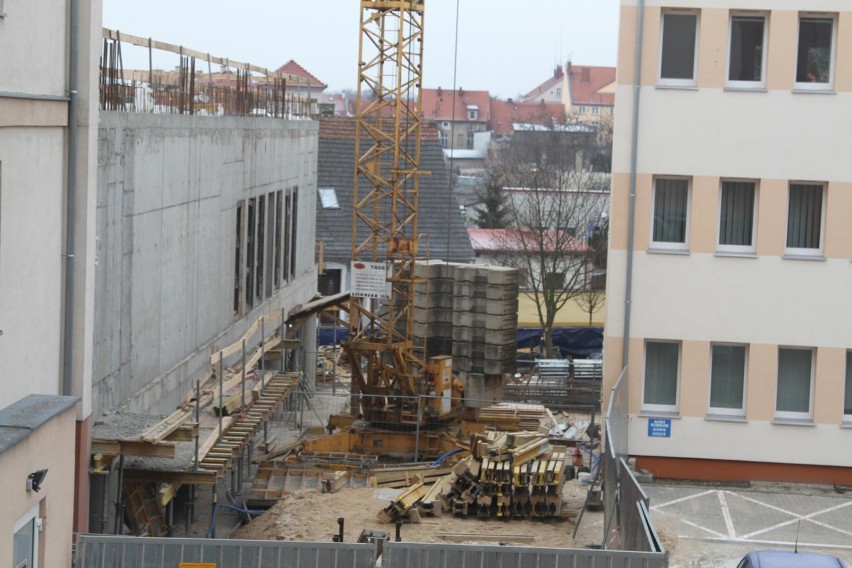 Mury nowego budynku szpitala pną się do góry