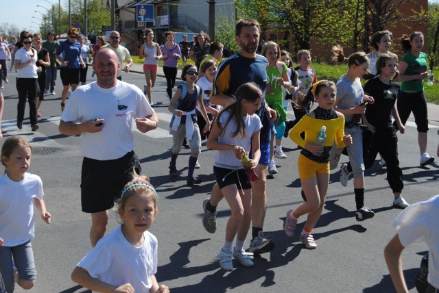 Koordynator akcji w gminie Libiąż Jan Matysik w okolicznościowej koszulce pośród biegaczy