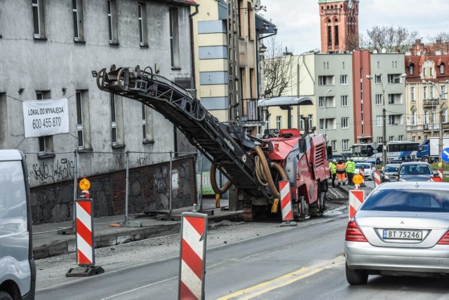 Po tygodniu od rozpoczęcia prac w rejonie ronda Kujawskiego nadeszły pierwsze utrudnienia dla kierowców. Wyłączona została z ruchu zachodnia część jezdni od Zbożowego Rynku do ulicy Sierocej. 

Ekipy budowlane rozpoczęły przebudowę sieci wodno-kanalizacyjnej oraz gazowej, a to wymusiło wprowadzenie zmiany w organizacji ruchu. Na ul. Kujawskiej został wyłączony z ruchu pas jezdni po zachodniej stronie ulicy, czyli od strony zabudowań. Wyłączenie obowiązuje na odcinku od Zbożowego Rynku do ul. Sierocej. Wlot na rondo Bernardyńskie od strony Wałów Jagiellońskich jest zawężony do jednego pasa ruchu. Na Bernardyńskiej do jazdy na wprost w Kujawską i w lewo Toruńską obowiązuje lewy pas. Z prawego można skręcić tylko w kierunku Wałów Jagiellońskich.

Jak długo zachodnia część Kujawskiej będzie wyłączona? - Termin nie został wyznaczony. Wszystko zależy od tego, co budowlańcy wykopią - mówi Krzysztof Kosiedowski, rzecznik Zarządu Dróg Miejskich i Komunikacji Publicznej w Bydgoszczy.

Zobaczcie najnowsze zdjęcia z prac na ul. Kujawskiej.


Flesz - wypadki drogowe. Jak udzielić pierwszej pomocy?

