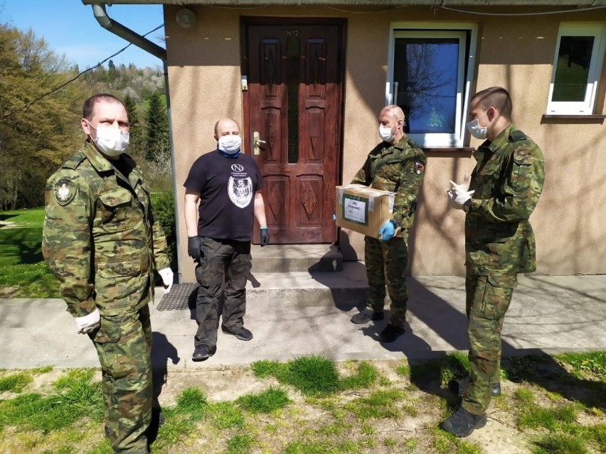 Funkcjonariusze KaOSG rozdali paczki z środkami ochronnymi sądeckim kombatantom