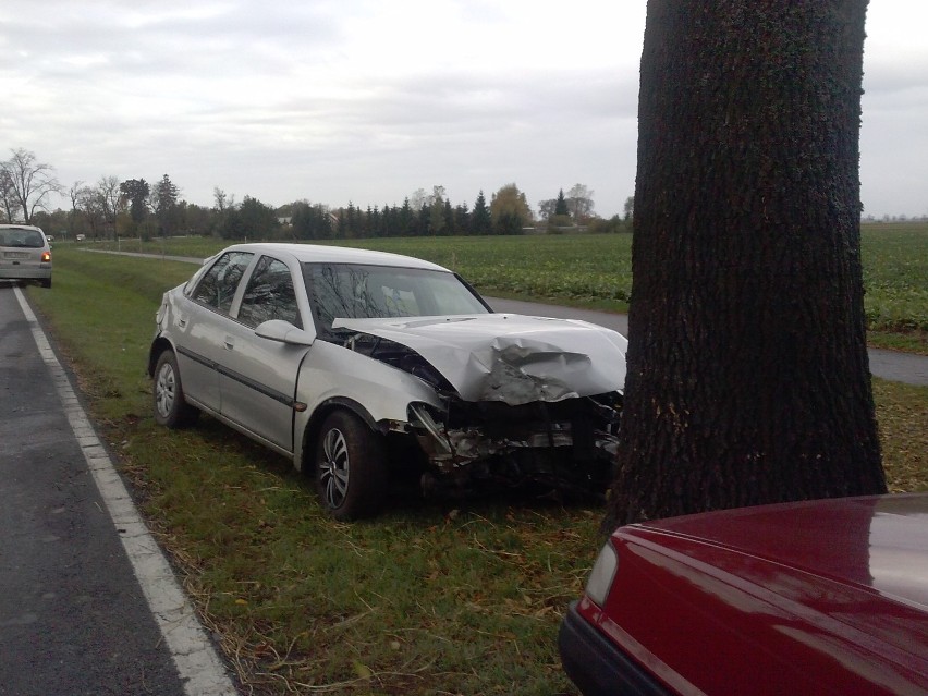 Wypadek koło Starego Pola. Opel vectra uderzył w drzewo, 1 osoba ranna