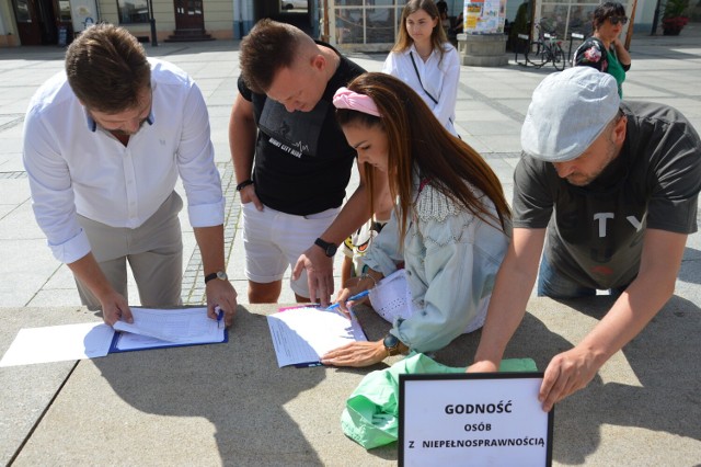 W niedzielę, 17 lipca, w Rynku Trybunalskim w Piotrkowie zbierano podpisy pod obywatelskim projektem ustawy dotyczącym podniesienia renty socjalnej dla osób niepełnosprawnych do wysokości najniższej krajowej pensji