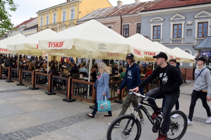 Ciepłe popołudnie i pogodny wieczór zachęciły kielczan do...