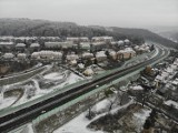 Obwodnica Wałbrzycha pod pierwszym śniegiem. Ostatnie odbiory na ukończeniu [ZDJĘCIA Z DRONA]