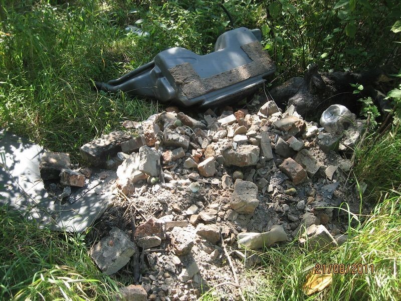 Sosnowiec: Bezpańskie śmieci zalegają przy ulicy Juliuszowskiej [ZDJĘCIA]