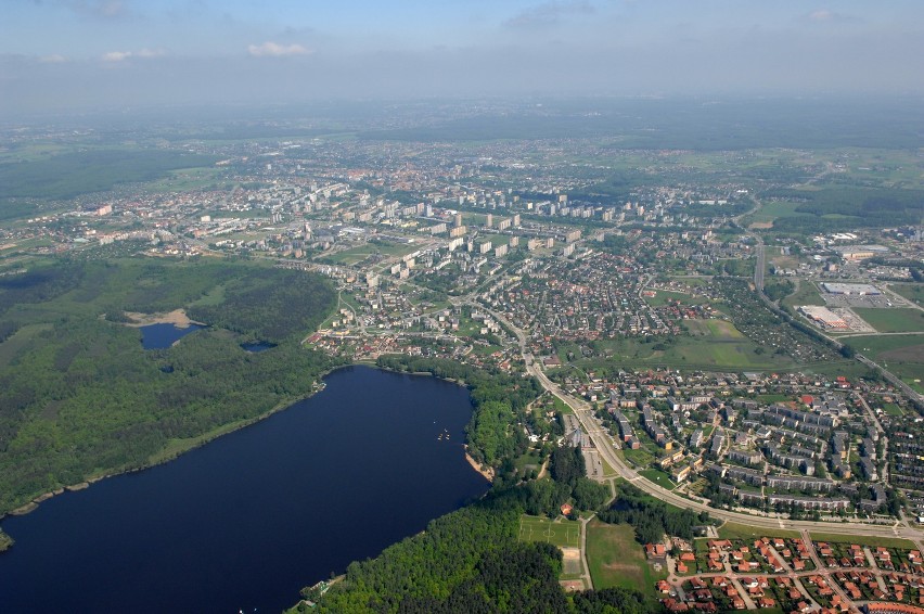 Pył PM10 składa się z mieszaniny cząstek stałych i ciekłych...