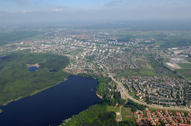 Pył PM10 składa się z mieszaniny cząstek stałych i ciekłych zawieszonych w powietrzu i będących mieszaniną substancji organicznych i nieorganicznych. Pył zawieszony może zawierać substancje toksyczne, metale ciężkie oraz dioksyny i furany. 

Pył PM10 zawiera cząstki o średnicy mniejszej niż 10 mikrometrów, które mogą docierać do górnych dróg oddechowych i płuc.