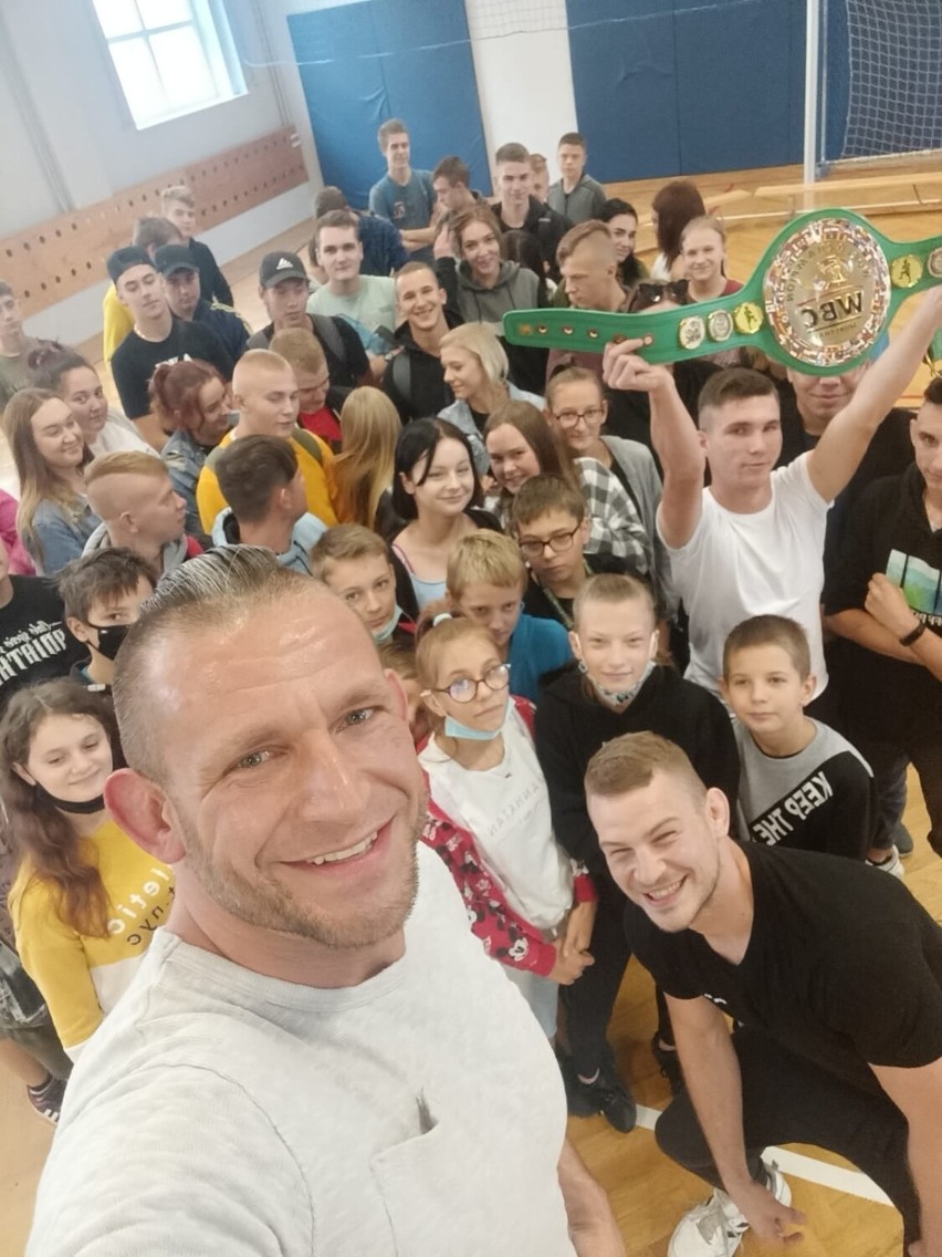Mateusz Duczmal, mistrz świata WBC Muay Thai oraz trener personalny Bartosz Rogacki spotkali się z młodzieżą z Centrum Kształcenia i Wychowania OHP w Pleszewie