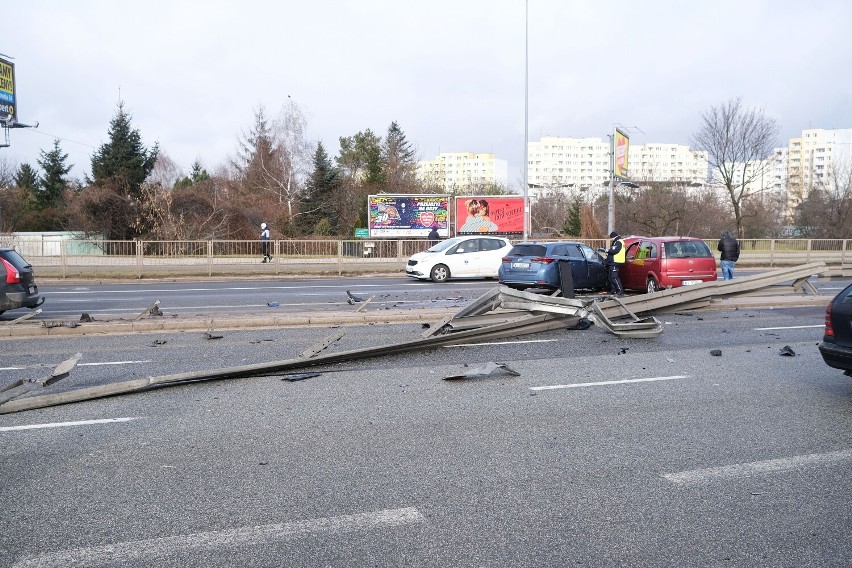 Wypadek na Radzymińskiej. Zderzenie trzech samochodów. Są ranni, na miejscu pracują cztery zastępy straży pożarnej