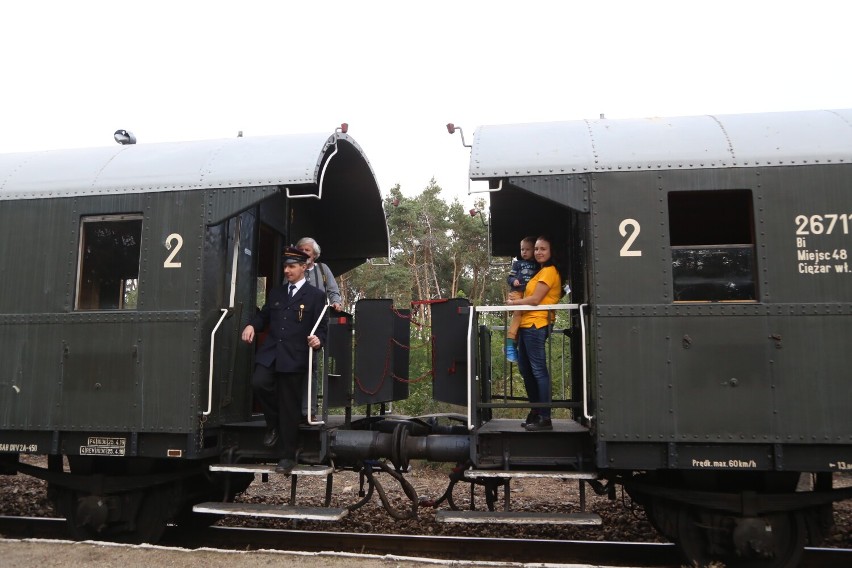 Pociągi retro przywiozły pasażerów na Festyn Jesienny.
