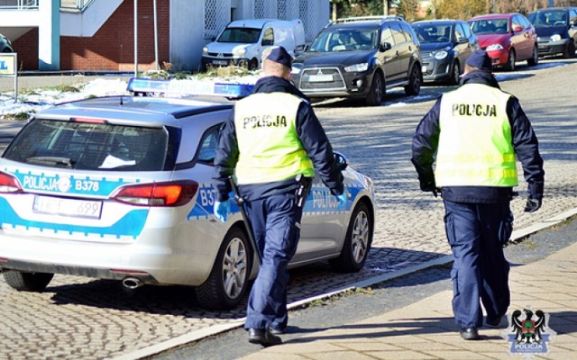 Policjanci w Wałbrzychu zaczęli  kontrole kierowców. Prowadzą także inne działania prewencyjne związane z koronawirusem.