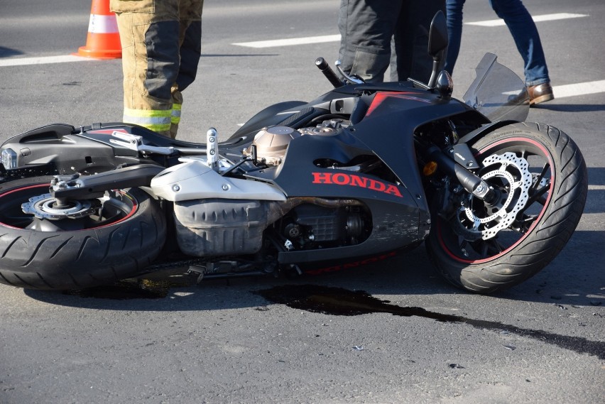 Wypadek motocyklisty na ulicy Kozietulskiego w Skierniewicach [ZDJĘCIA]