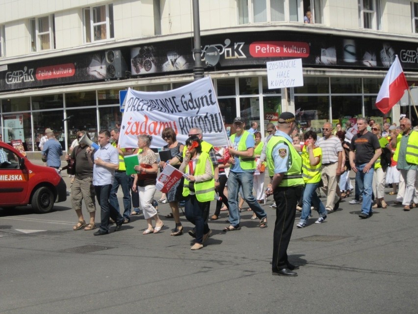 Gdynia: Protest kupców z Hali Targowej. Przeszli ul. Świętojańską pod Urząd Miasta
