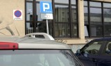 Ul. Karłowicza: Parkowanie zagadką dla kierowców