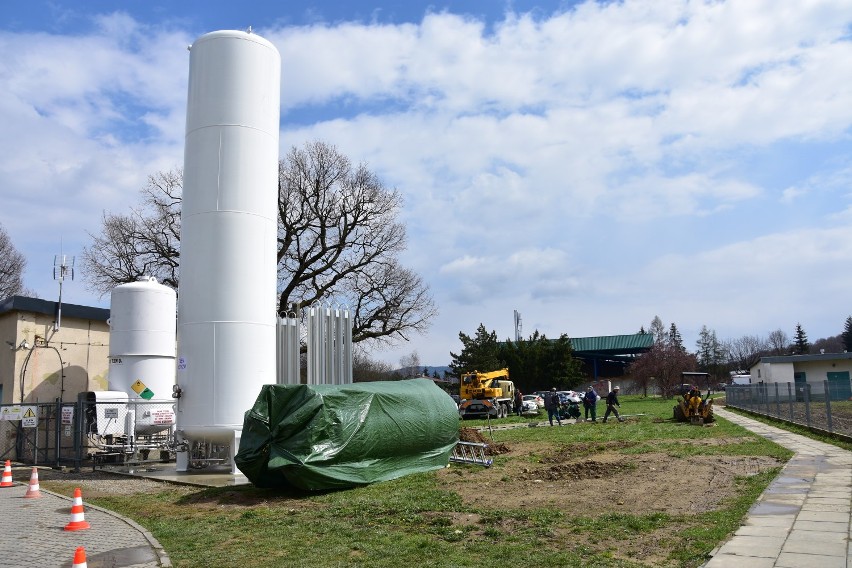 Gorlice. Zbiornik na 20 ton tlenu medycznego stanął przy szpitalu. Dzięki temu nasz szpital jest jednym z najlepiej zaopatrzonych [ZDJĘCIA]