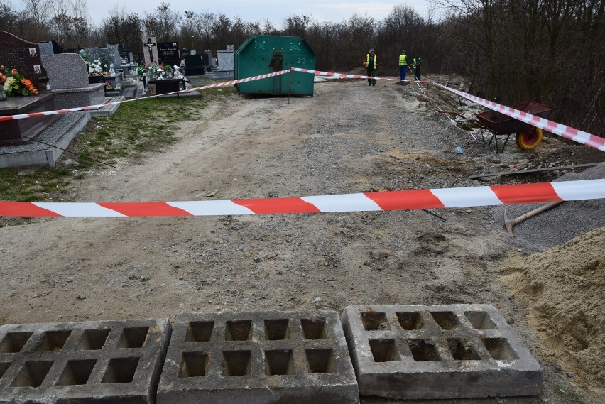 Nowe udogodnienia na cmentarzu komunalnym w Sandomierzu. Wiosna sprzyja pracom budowlanym. Co powstanie? Zobacz zdjęcia 
