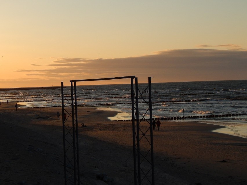 Wieczorny spacer brzegiem morza i piękny zachód słońca w Ustce