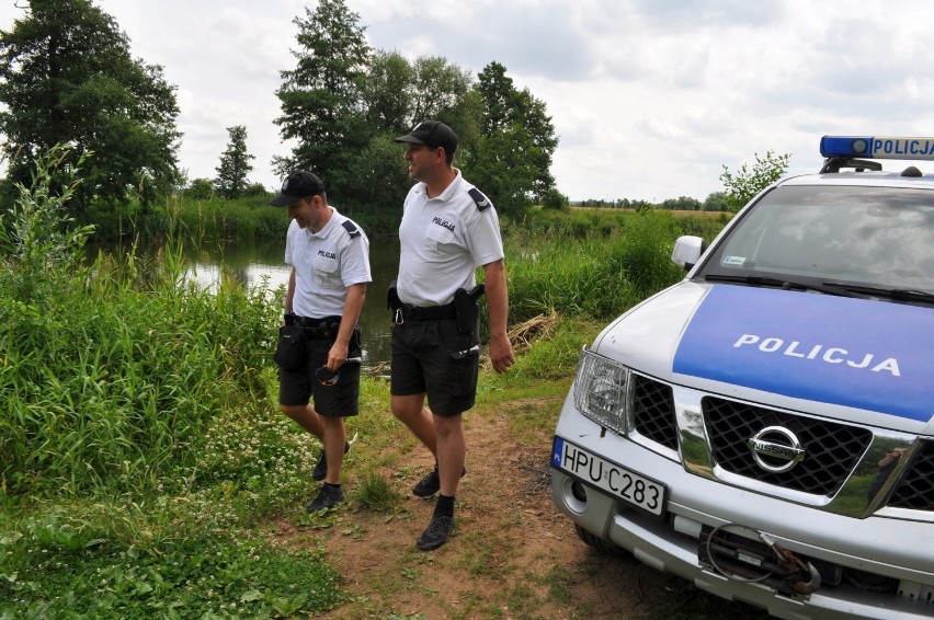 Kaliscy policjanci uratowali tonącego 20-latka. Mężczyzna próbował odebrać sobie życie