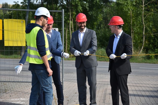 Podczas uroczystości, menedżerowie Normy symbolicznie zburzyli stary budynek. na jego miejscu, za rok stanie nowa część zakładu.

Zobacz kolejne zdjęcia. Przesuwaj zdjęcia w prawo - naciśnij strzałkę lub przycisk NASTĘPNE