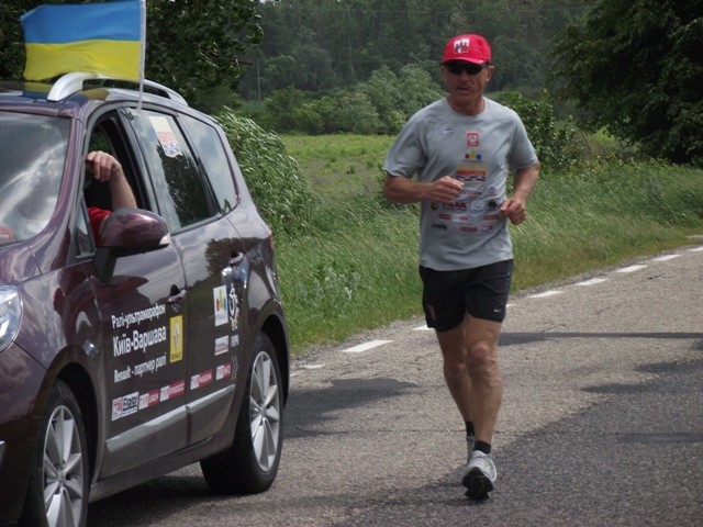 Maratończyk w Woli Uhruskiej. Ultramaraton Kijów - Warszawa  na Euro