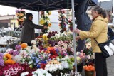 Jakie ceny zniczy i kwiatów na targowisku w Koronowie? To towar coraz bardziej poszukiwany [zdjęcia]